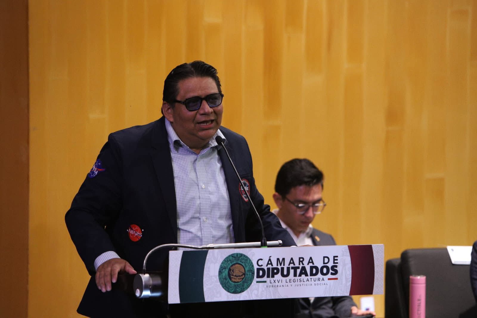 Persona dando una conferencia